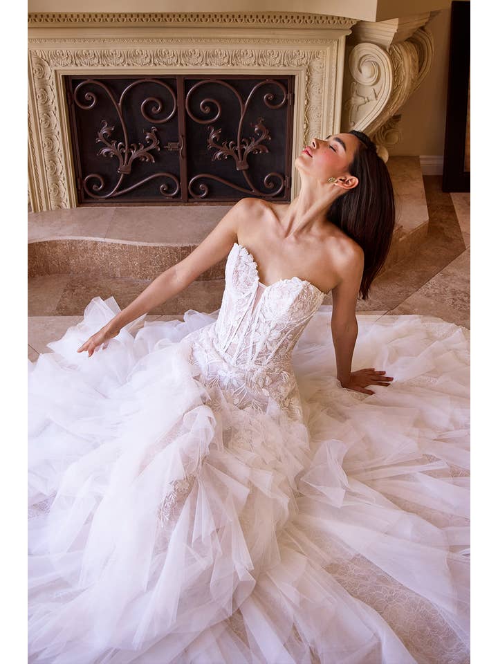 Off White-Nøgen Stropfri bryllupskjole med faldet talje og kaskadeeffekt for engroshandel på Faire1