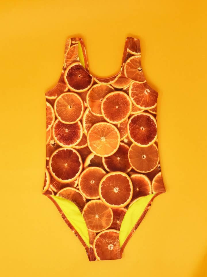 Pige badedragt med orange print for engroshandel hos TASTY beachwear&beyond