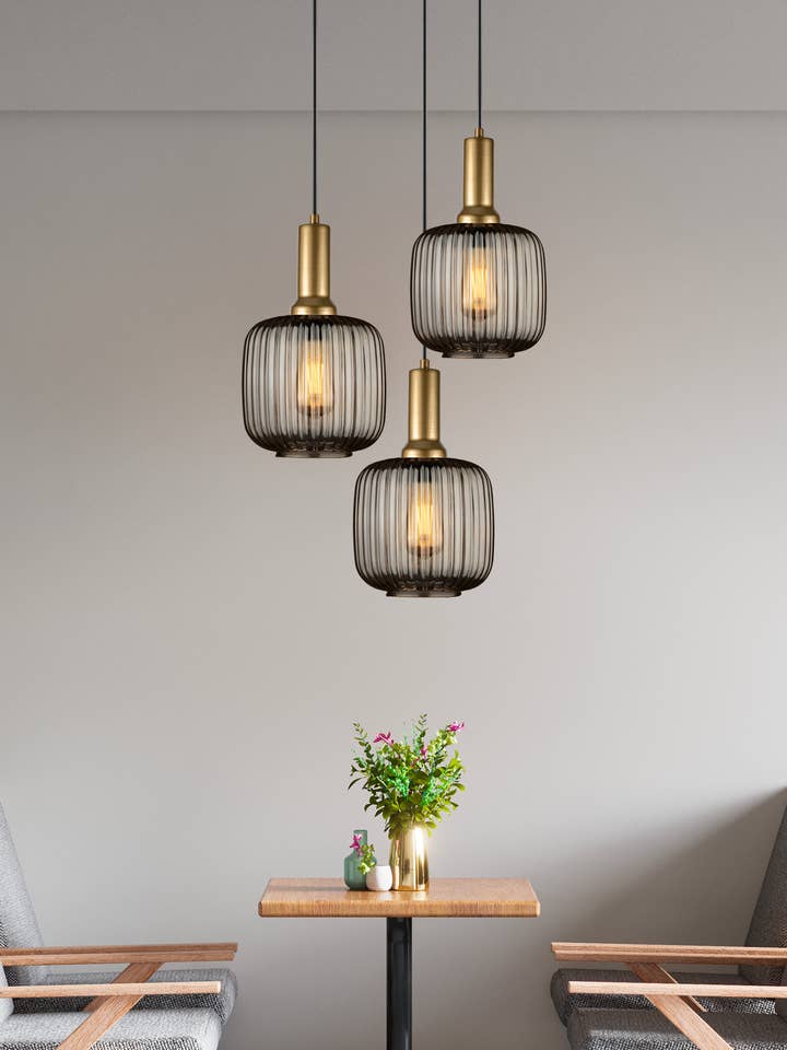 Ribbet glasrøgfarvet pendellampe, justerbar højde, organisk moderne, tilpassede detaljer armaturer, lodret linje, rav-klar, cylinderform. for engroshandel hos Eclipse Lighting