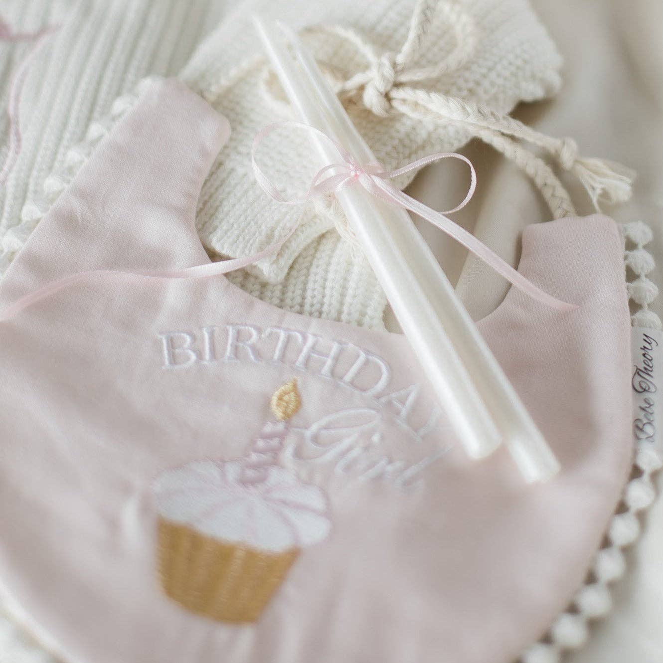 Bebe Theory - Vente Bavoir - bébés - Bavoir d'anniversaire rose pour fille1