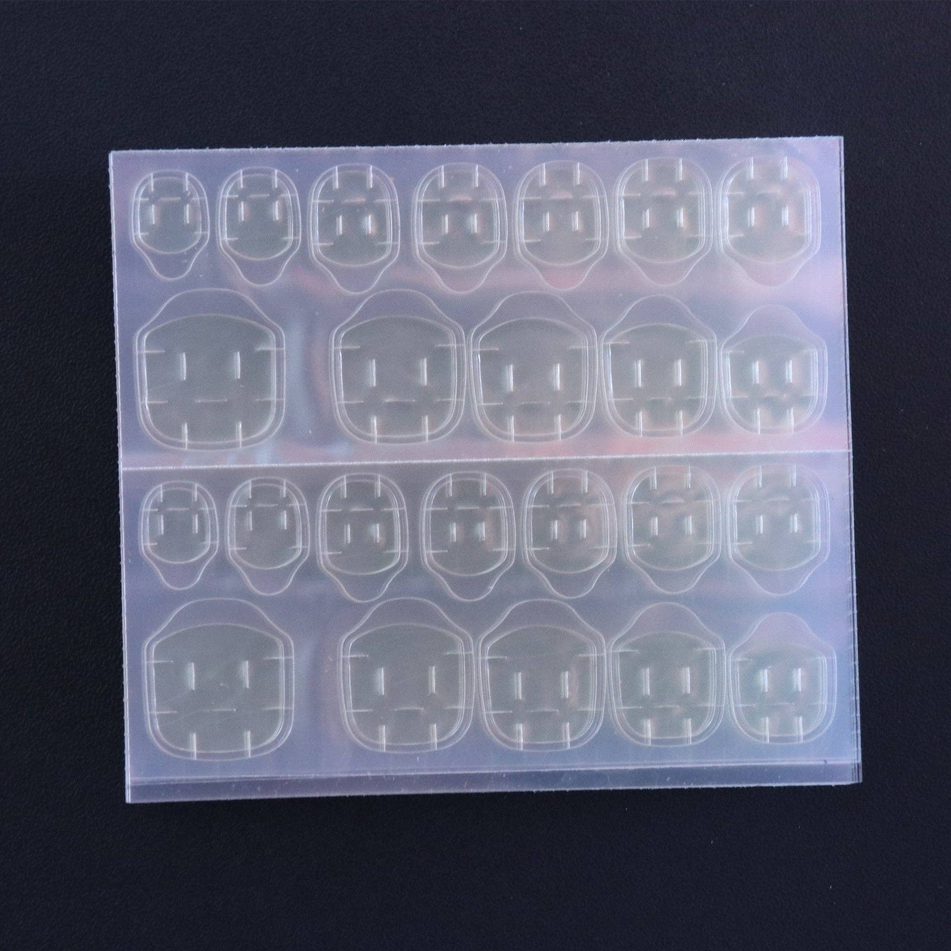 Vert Foncé Ongles courts, carrés, ovales, émeraude foncée, à presser avec des vagues en vente sur Faire7