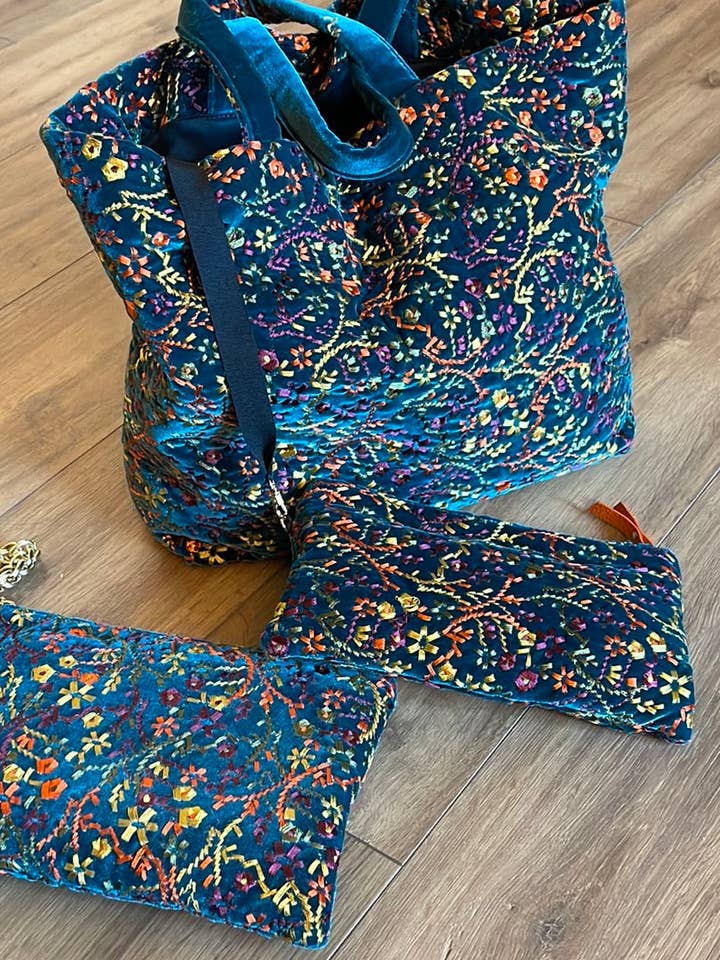 CHAMP DE FLEURS pour la vente par LARA UNDICI ACCESSORI SRLS