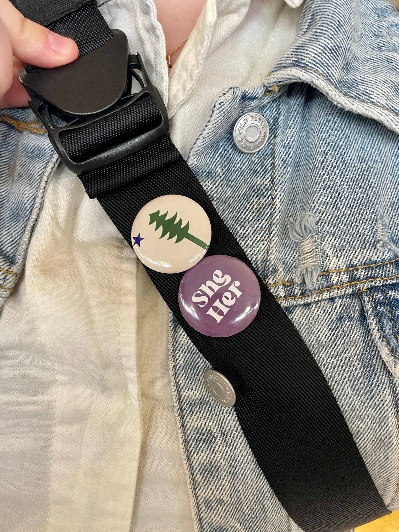 Stone Donut Design, LLC - Vendita all'ingrosso Spilla da bavero - Spille con pronomi (diametro 1,25")2