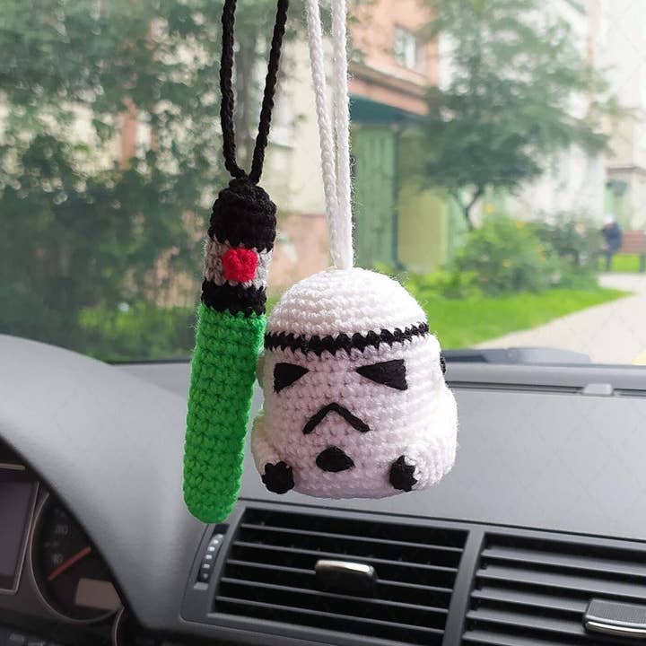 Casque Stormtrooper en crochet et rétroviseur de voiture au sabre laser à suspendre pour la vente par TOMOPOD LLC