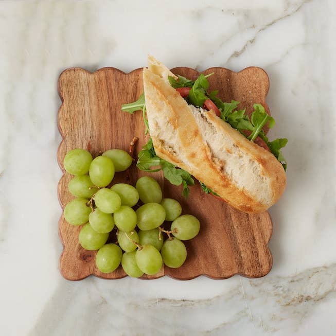 etúHOME - Wholesale Cutting Board - Small Square Scalloped Cutting Board with Spreader