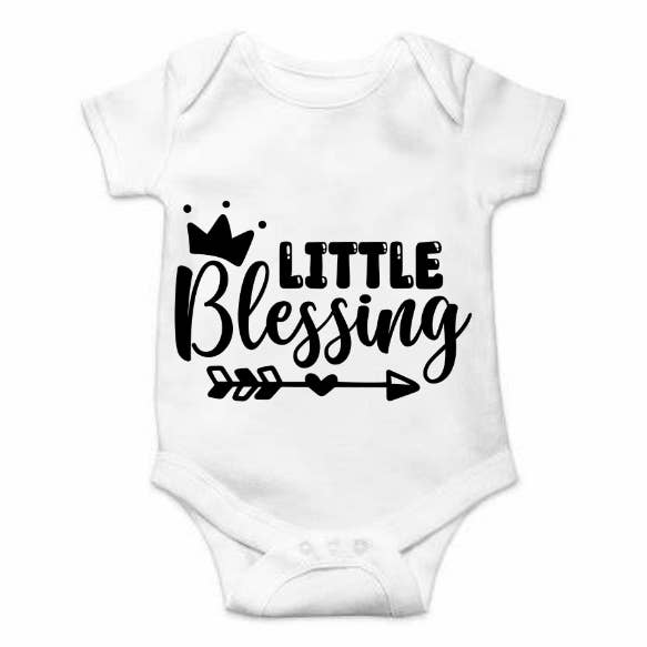 Petite bénédiction avec grenouillère à flèches pour la vente par lilly's love from above