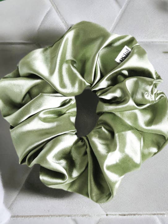 Super Fluff Silk Satin Scrunchie i Sage för wholesale av Petal & Posy