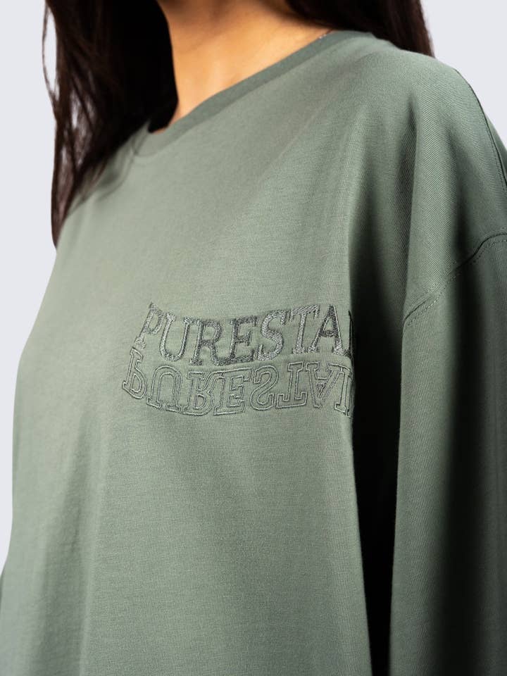 T-shirt oversize verde salvia con logo ondulato per la vendita all'ingrosso da parte di Purestain