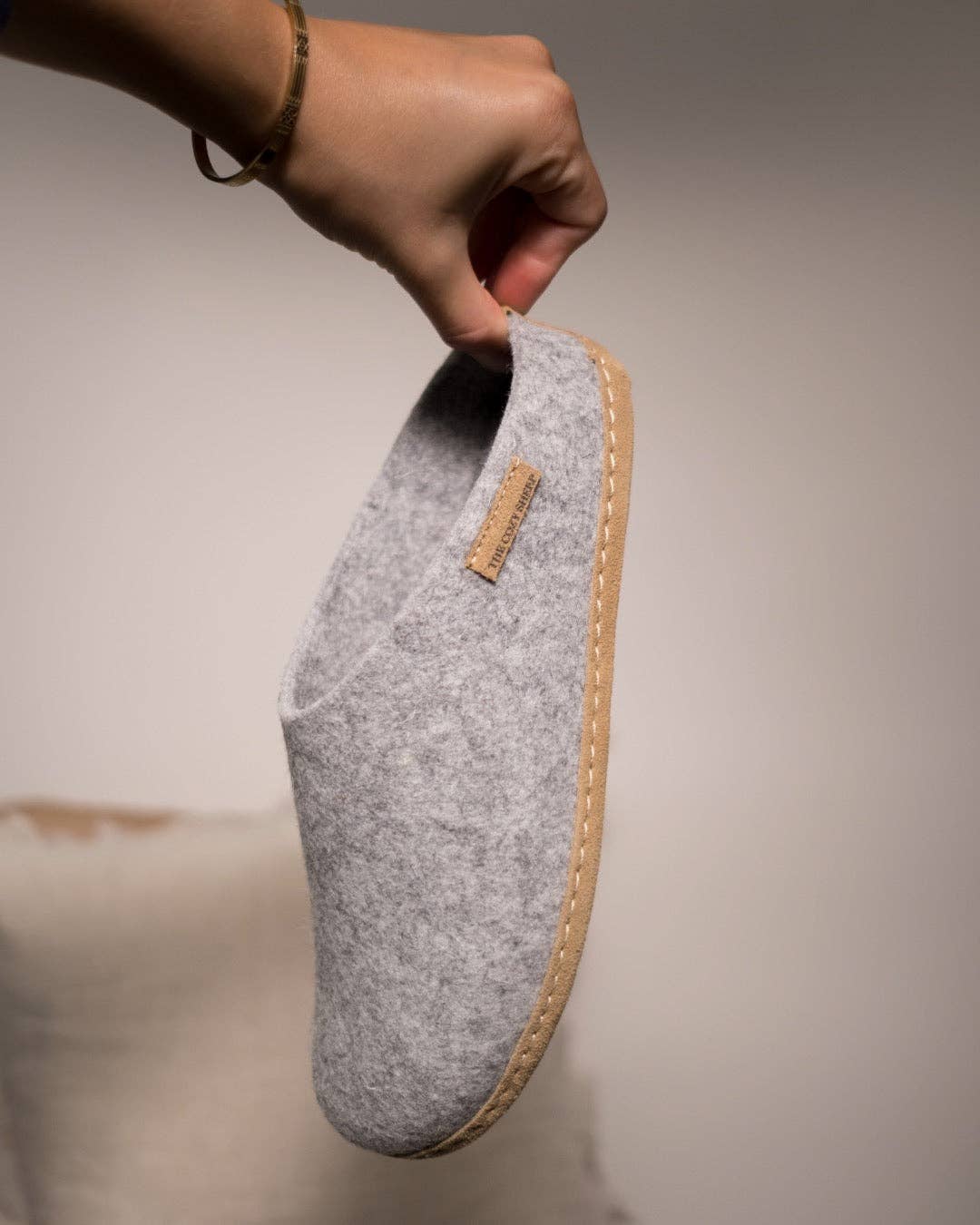 The Cozy Sheep – wholesale Slip in-skor – Dam – Filtofflor med lädersula – ljusgrå6