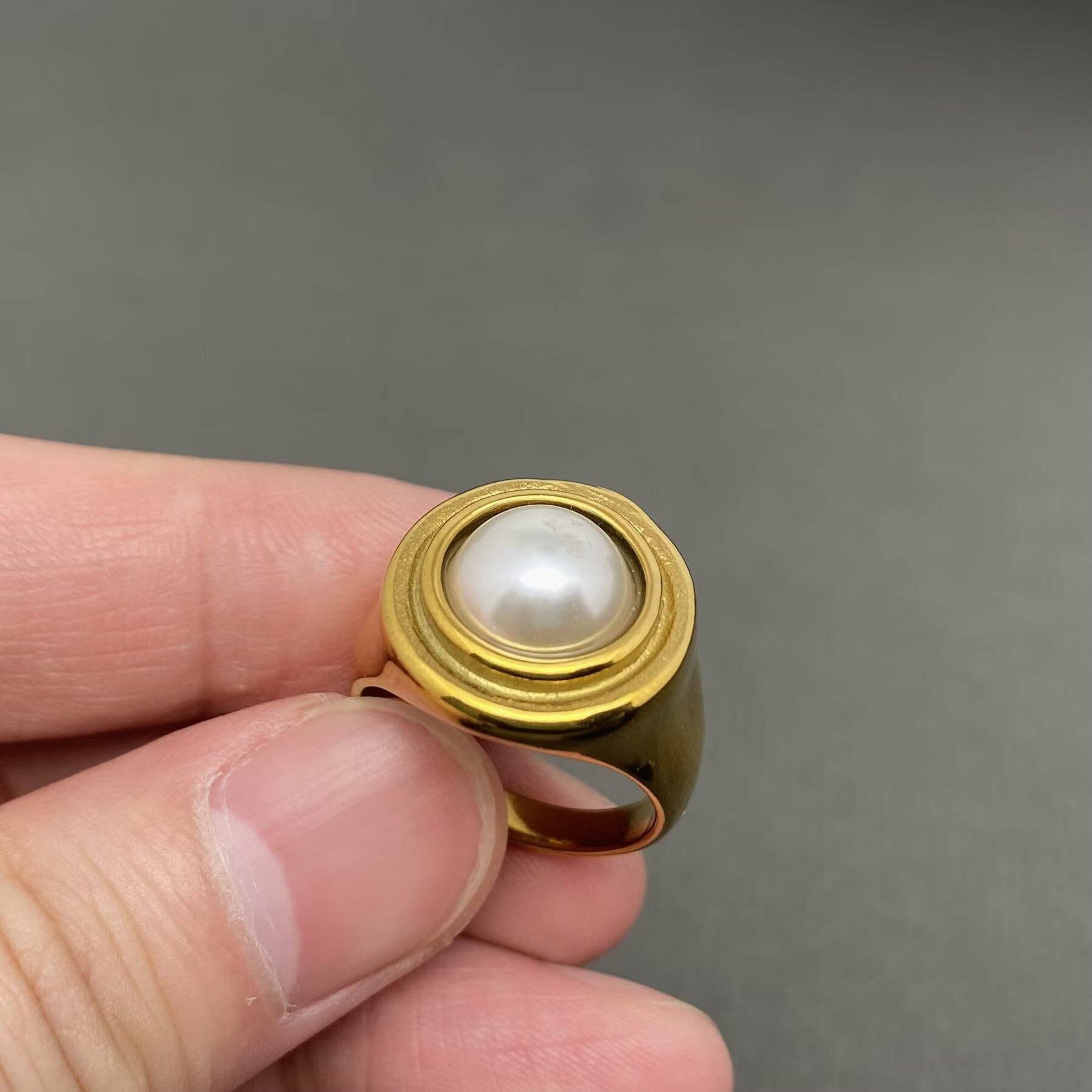 Mio Queena – wholesale Cocktail/statement ring – Imitation Pearl inlaid 18K Gold Plated S.Steel Ring - FGS3