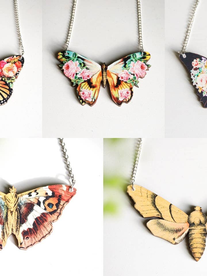 Schmetterlings-Halskette | lasergeschnittener Holzanhänger | Cottagecore Fairycore Goblincore Boho-Blumeninsektenschmuck | Motte Monarch Floral Bug Wing für den Großhandel von Ragavon