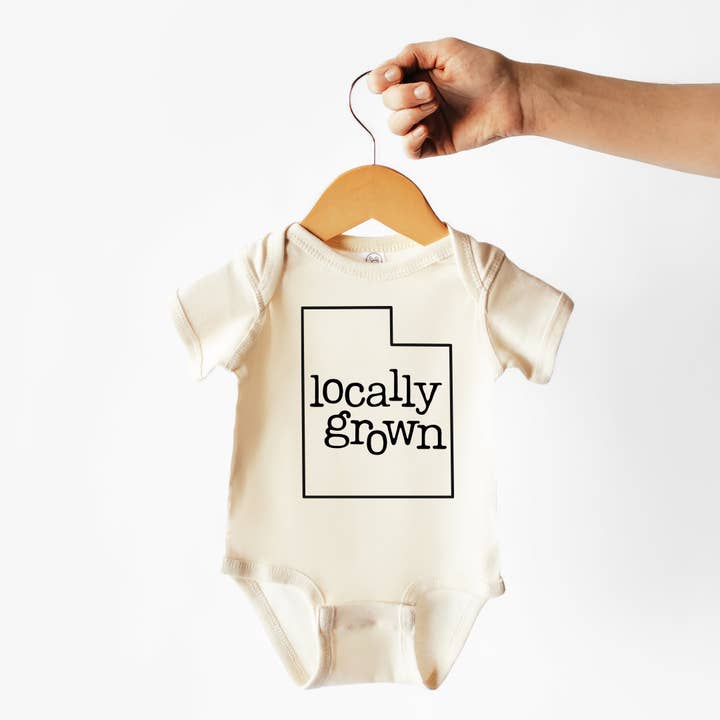 Utah | Body ou T-shirt pour bébé 100 % coton | Fierté de l'État pour la vente par Wildflowers + Cotton