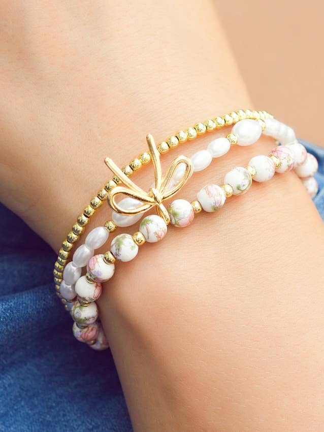 Ensemble de bracelets à trois rangs avec perles et breloque nœud papillon pour la vente par 1 the Woman