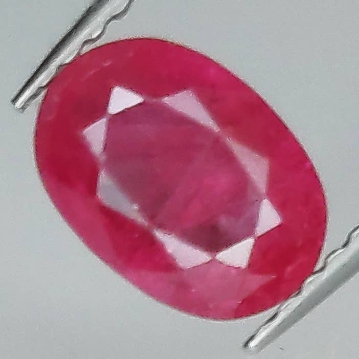 1,45 ct Rubin oval, Größe 7,9 x 5,7 mm für den Großhandel von Naturjoya