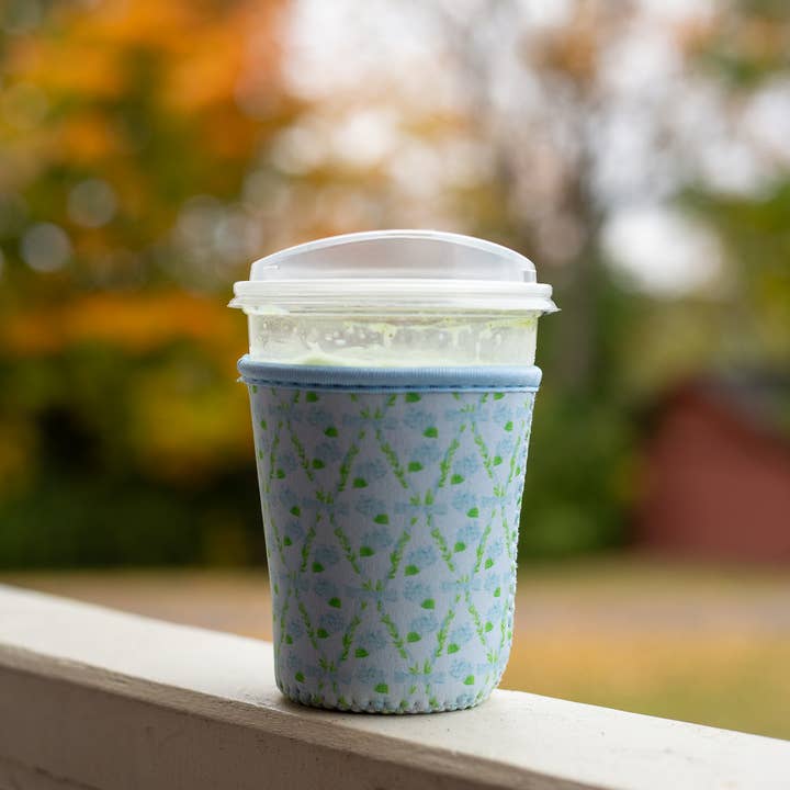 Grace & Grandeur - Wholesale Drink Huggers & Koozies - Iced Coffee Sleeve - Blue Hydrangea Trellis