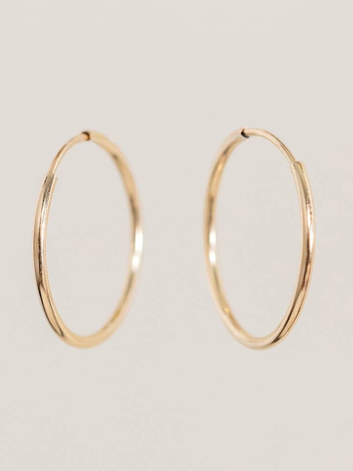 Argolas delicadas por atacado de Dainty & Daring