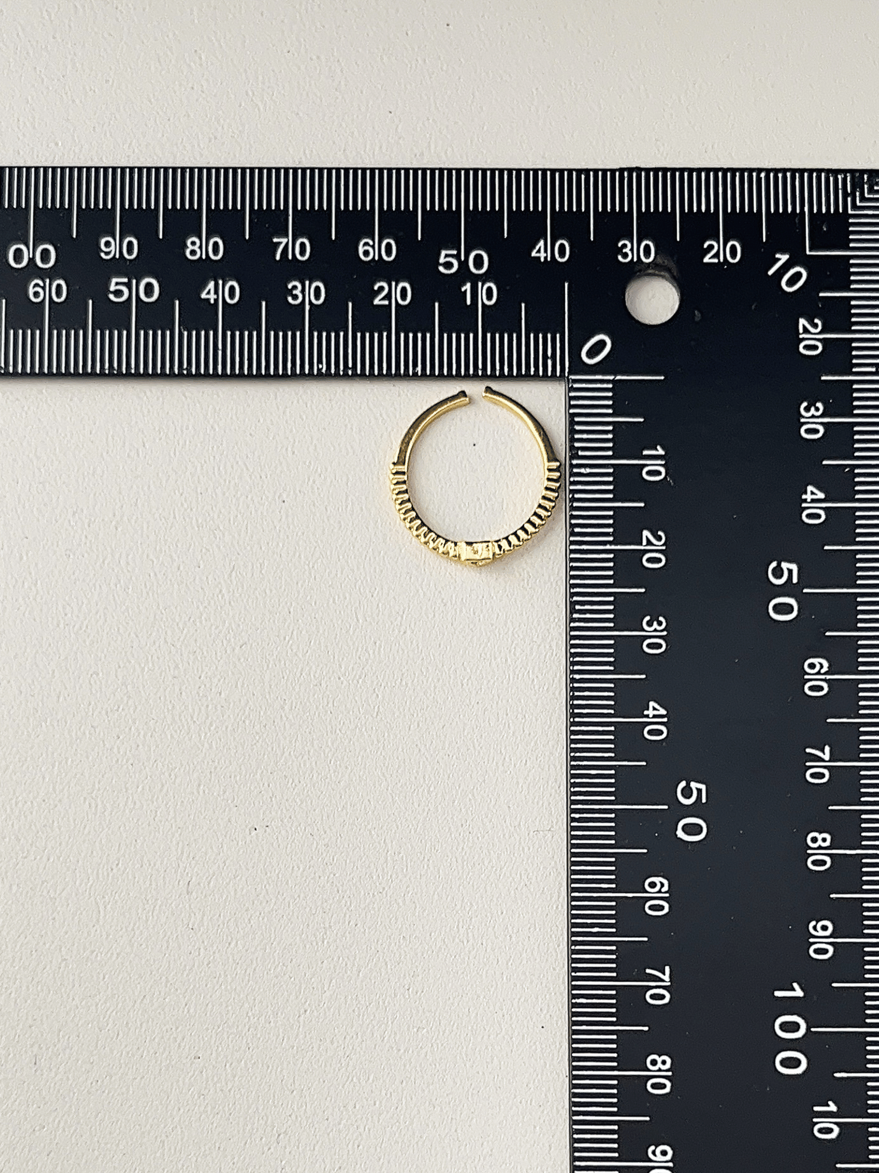 Revelari - Venta al por mayor Anillo con gemas - Anillo Abierto de Oro con Corazón y Detalle de Cristal3