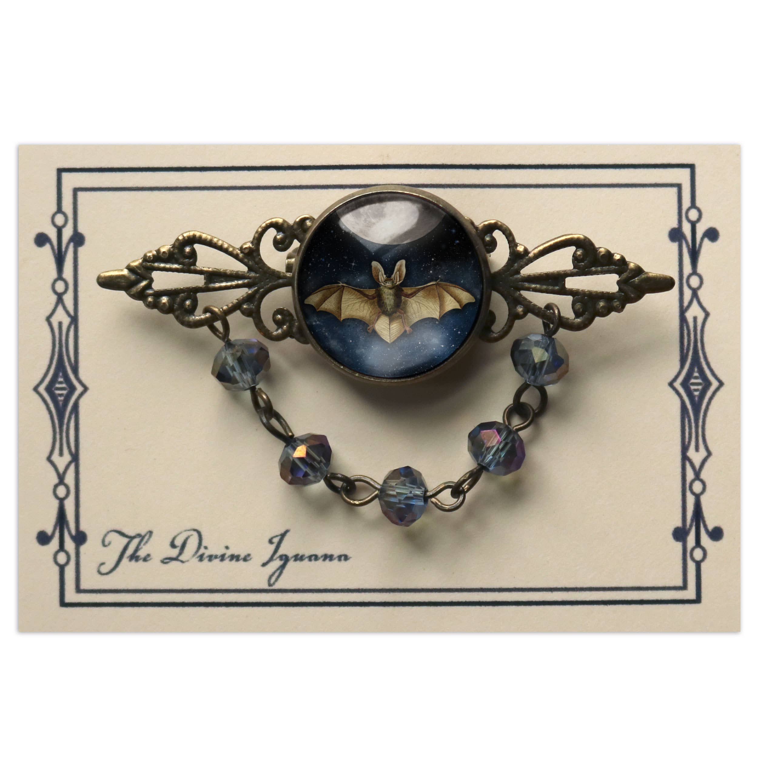 The Divine Iguana - Vente Broches - Broche d'Halloween en forme de chauve-souris sur pleine lune avec perles gothiques et filigrane1