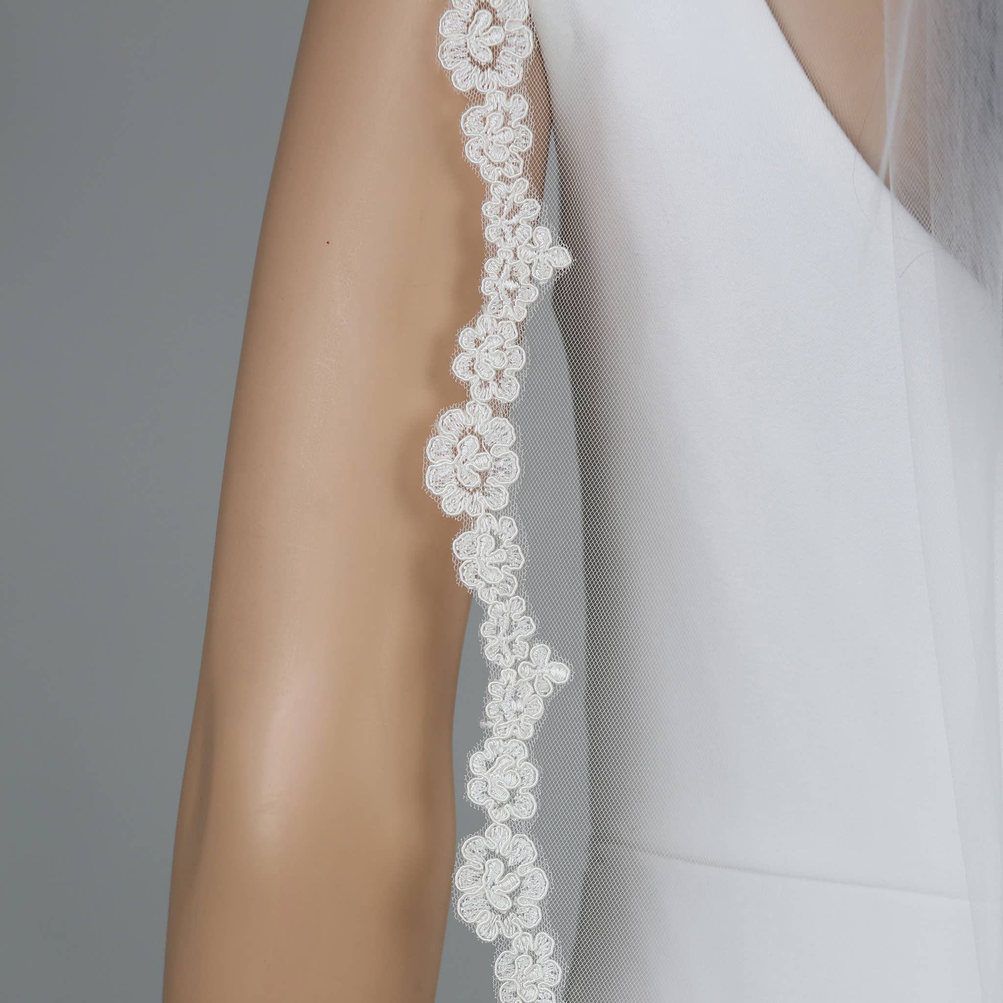 Farinosa Bridal - Wholesale Veil - Women's - FS6299 Floral Vine Embroidered Lace Bridal Veil 42"5