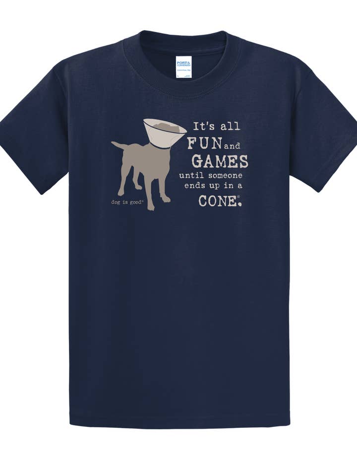 Maglietta: È tutto divertimento e giochi finché qualcuno non finisce in un cono® (Blu navy) per la vendita all'ingrosso da parte di Dog is Good