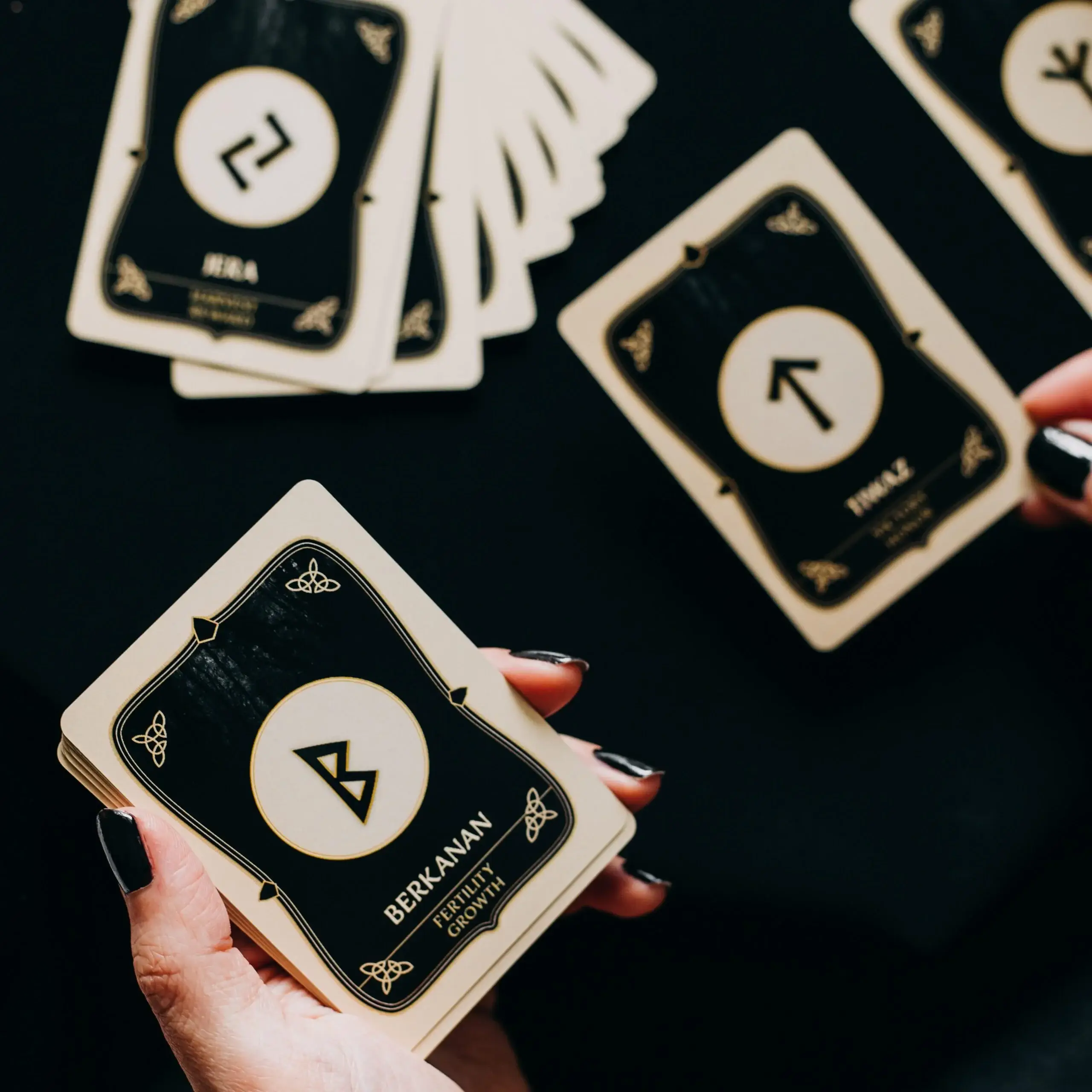 LA MUCI DESIGN - Wholesale Tarotkaarten - Deep Forest rune set – 25 kaarten Nordic waarzeggerij4