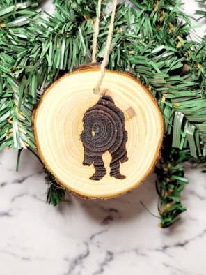 Ornement Cryptide Bigfoot, Ornement de Noël Étrange pour la vente par The Dungeon Rose