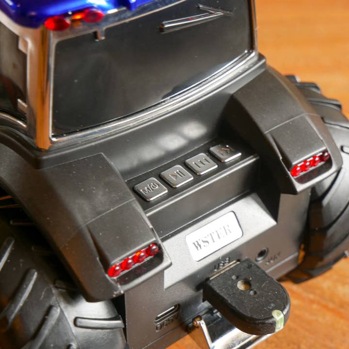 Steepletone UK Ltd - Wholesale Speakers - Tractor Bluetooth Speaker & Fm Radio with colour headlights!5