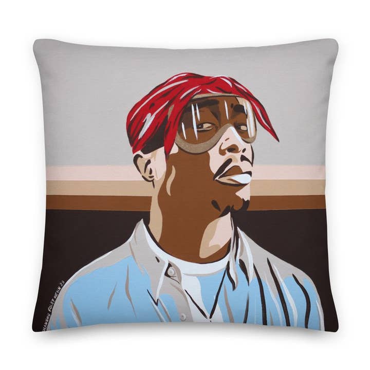 Cojín Après Ski Tupac para venta al por mayor de Uptripping (Shannon Foley Henn)