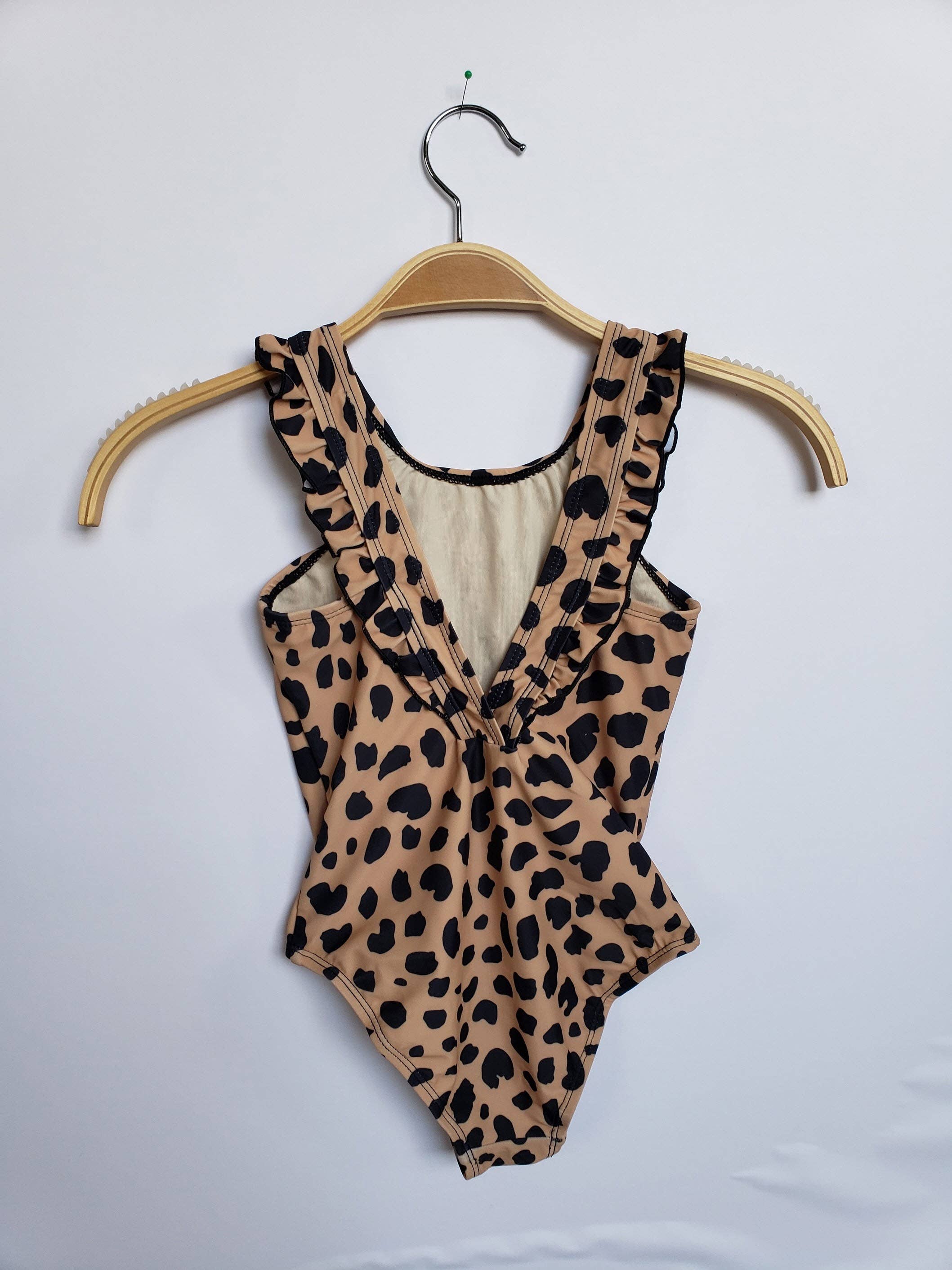 MARINA WEST SWIM - Venta al por mayor Bañador - Niños - Tanque 1pc con volante alrededor del hombro UPF 50+ leopardo1