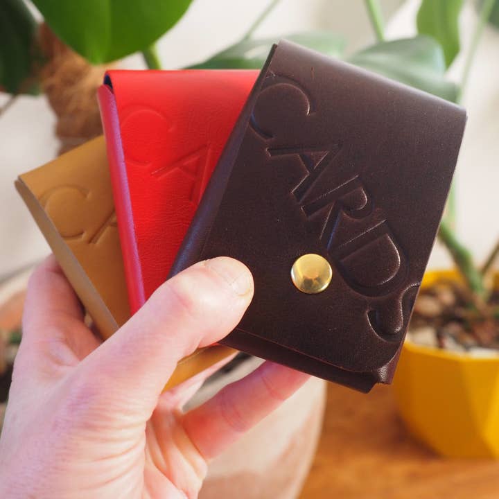 Præget "CARDS" læderetui til spillekort for engroshandel hos Stabo