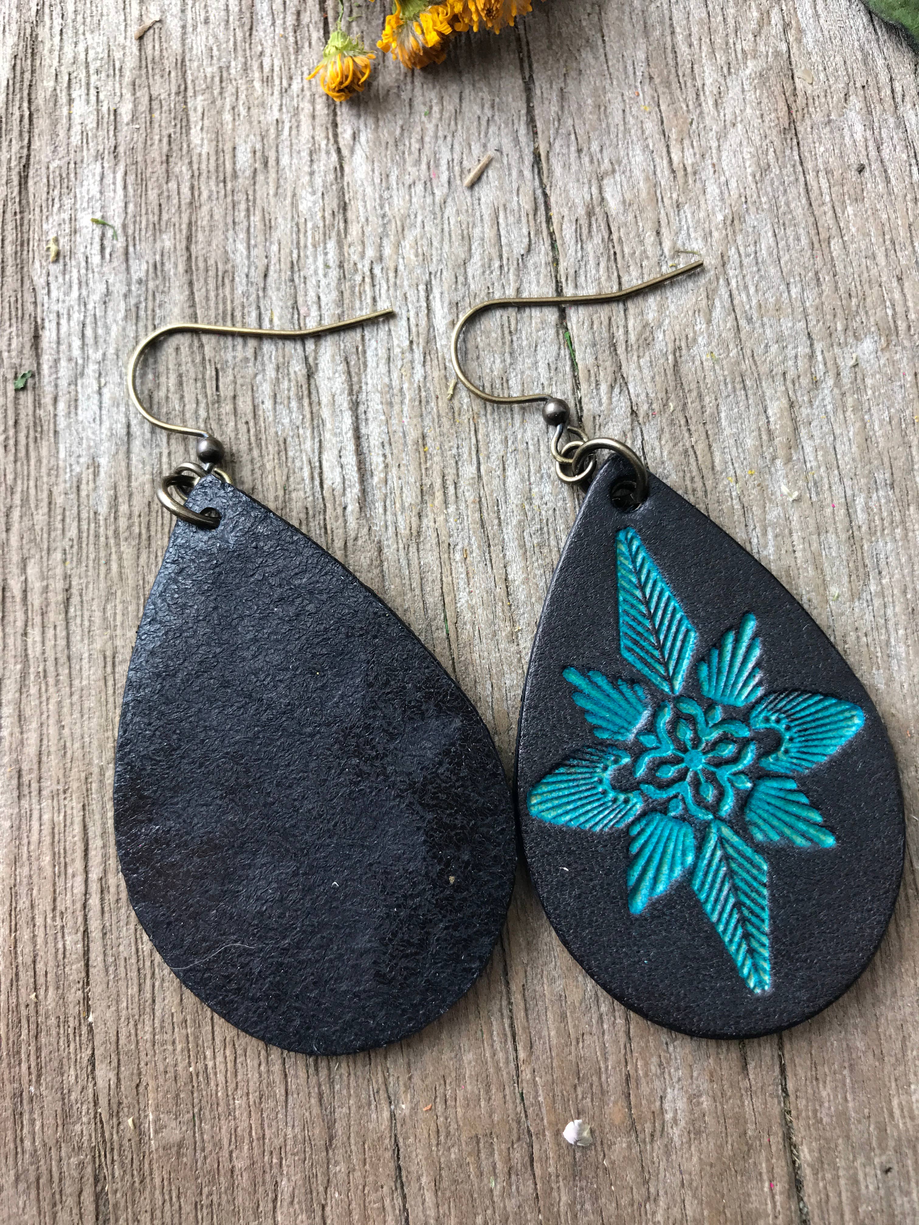 Red Pony Leather Goods – Engroshandel Hængeøreringe og creoløreringe – Håndværktøj Mandala læder øreringe i lyse farver2