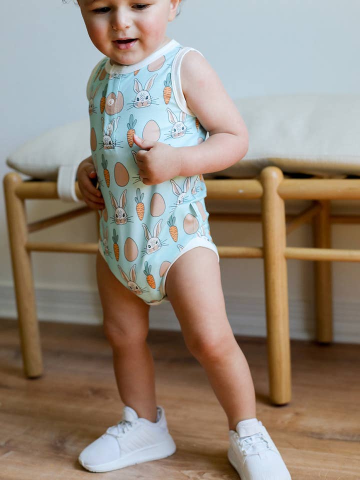 Blue Bunny Bamboo Henley Onesie med Snaps for engroshandel hos Southern Slumber