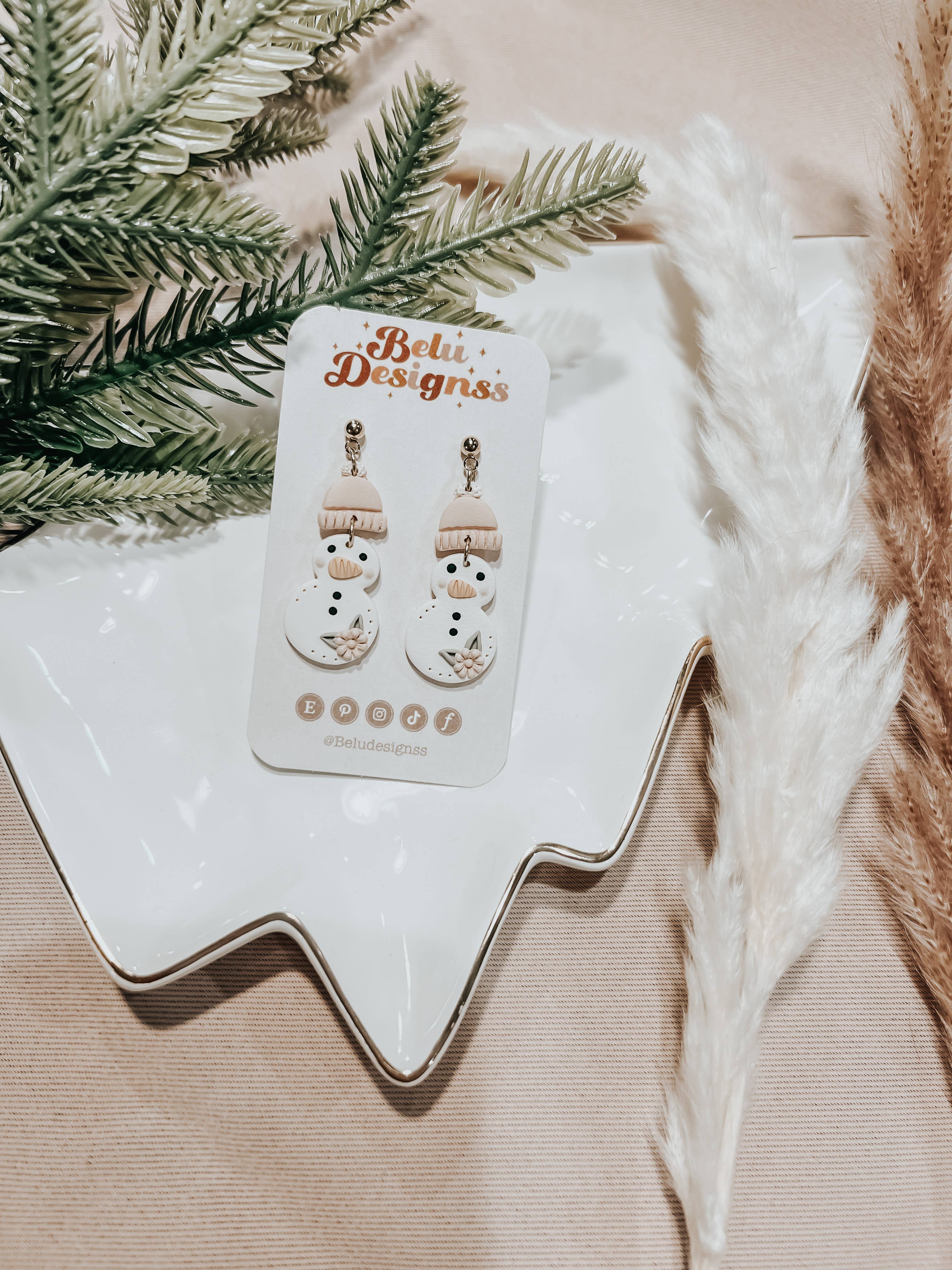 Belu Designss – Engroshandel Hængeøreringe og creoløreringe – Snemand med pink hat jul polymer ler øreringe7