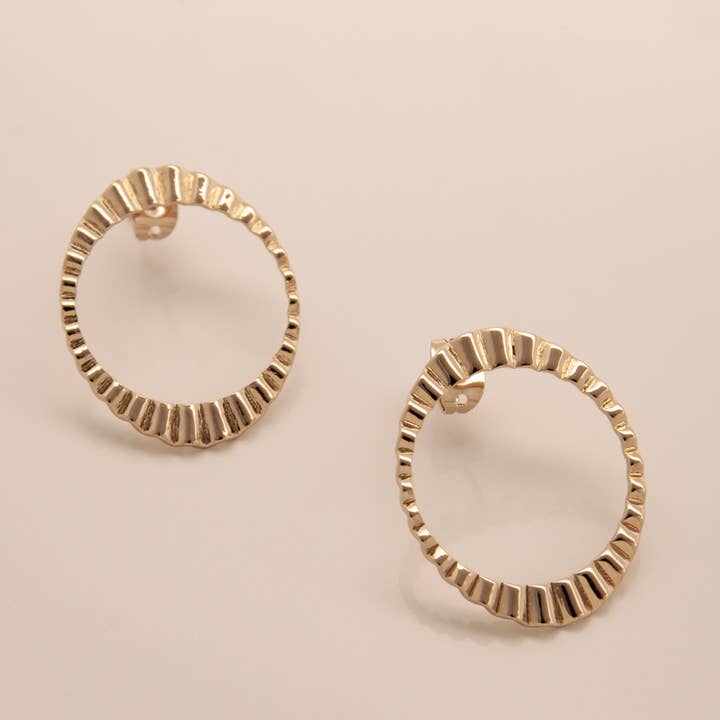 Clous PLEATS Ouverts pour la vente par LES FEMMES A BARBES