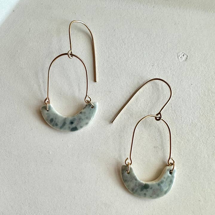 Brinco pendente em arco por atacado de Grounded Ceramics