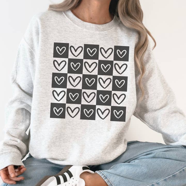 Sudadera con cuello redondo Hearts Checkerboard para venta al por mayor de Amy Anne Apparel Inc
