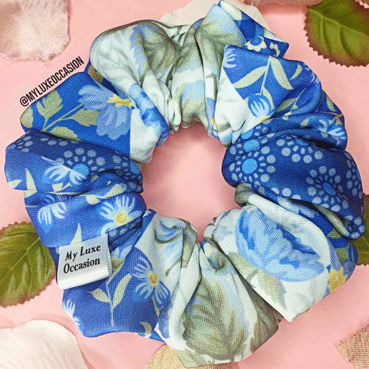 Scrunchie floreale blu e bianco per la vendita all'ingrosso da parte di My Luxe Occasion
