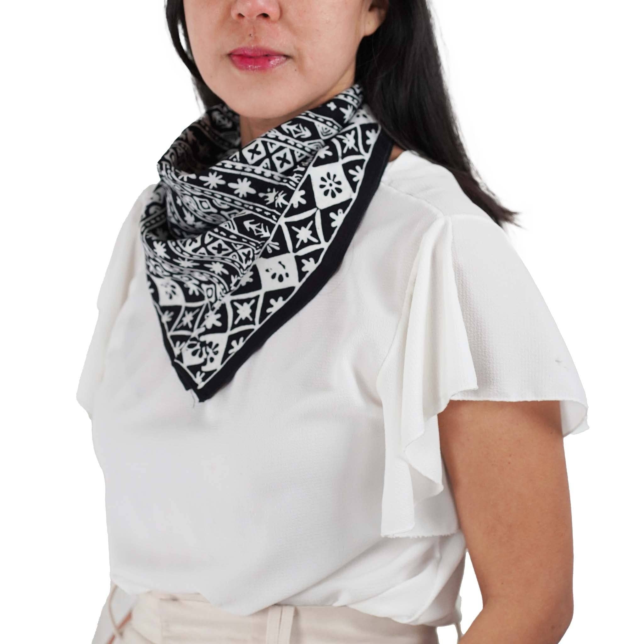 Kasih Co-op – Engroshandel Bandana - Dame – Håndfarvet Batik Bandana, 100% Bomuld, Sort Hvid Geometrisk, Håndstemplet1