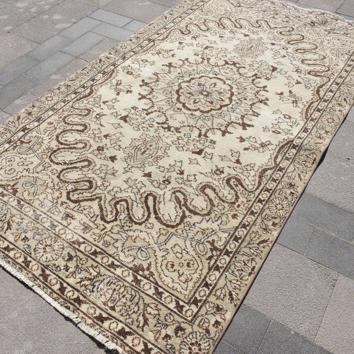 Tapis vintage 4,7 × 8,7 pi, grand tapis turc, tapis oriental marron et blanc pour la vente par Vintage Rugs Loom