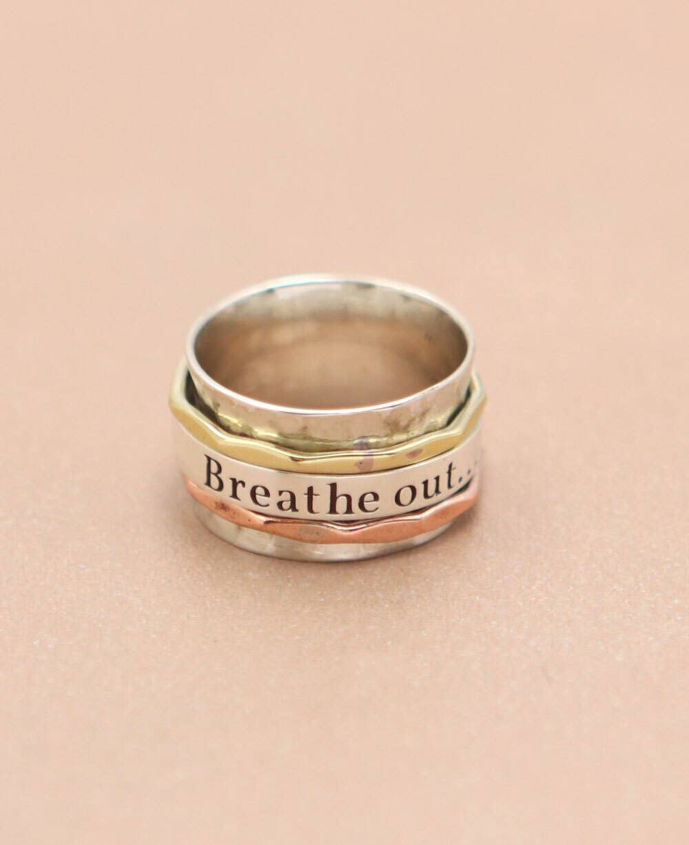 Culture Spot - Vendita all'ingrosso Anello midi/a fascia - Anello da meditazione rotante « Breathe In, Breathe Out » in argento sterling, ottone e rame2
