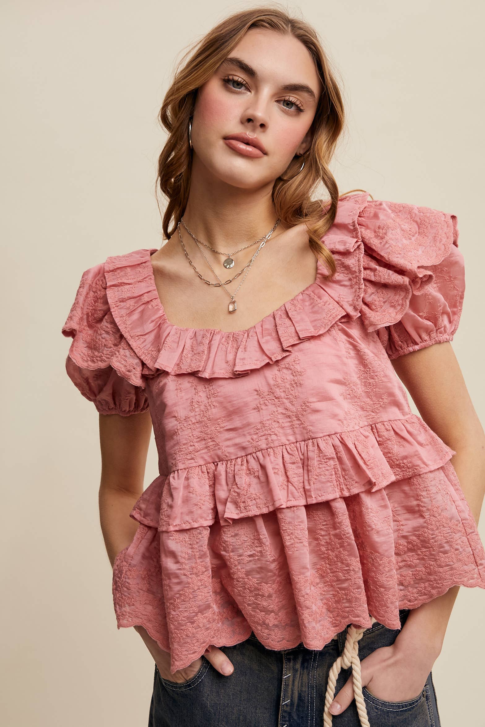 Listicle – Engroshandel Bluse - Dame – Broderet flæsepeplumbluse1