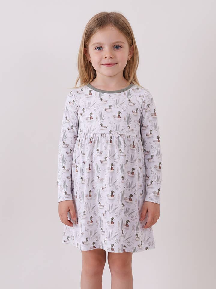 Abito in bambù con stampa anatra verde premium per la vendita all'ingrosso da parte di Aspen Rain Boutique