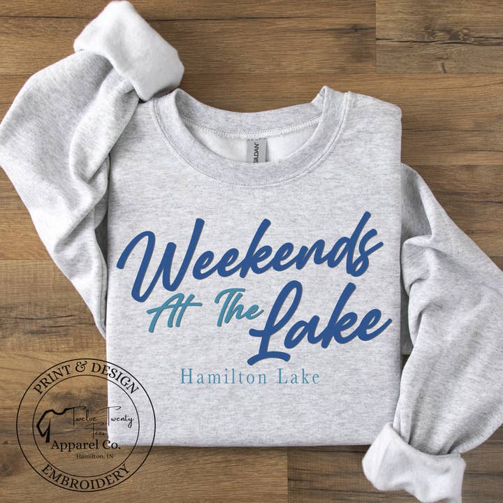 Felpa o maglietta personalizzata "vita da lago", grafica personalizzata del lago per la vendita all'ingrosso da parte di TwelveTwentyTees