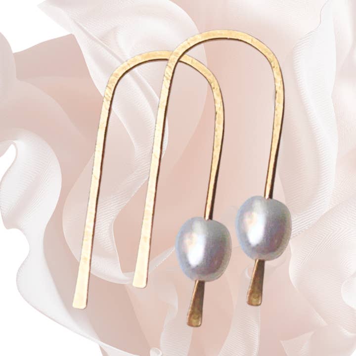 Edelsteen Oorbellen - Gouden + Parel Oorhaak voor wholesale door Anthologie, Co.