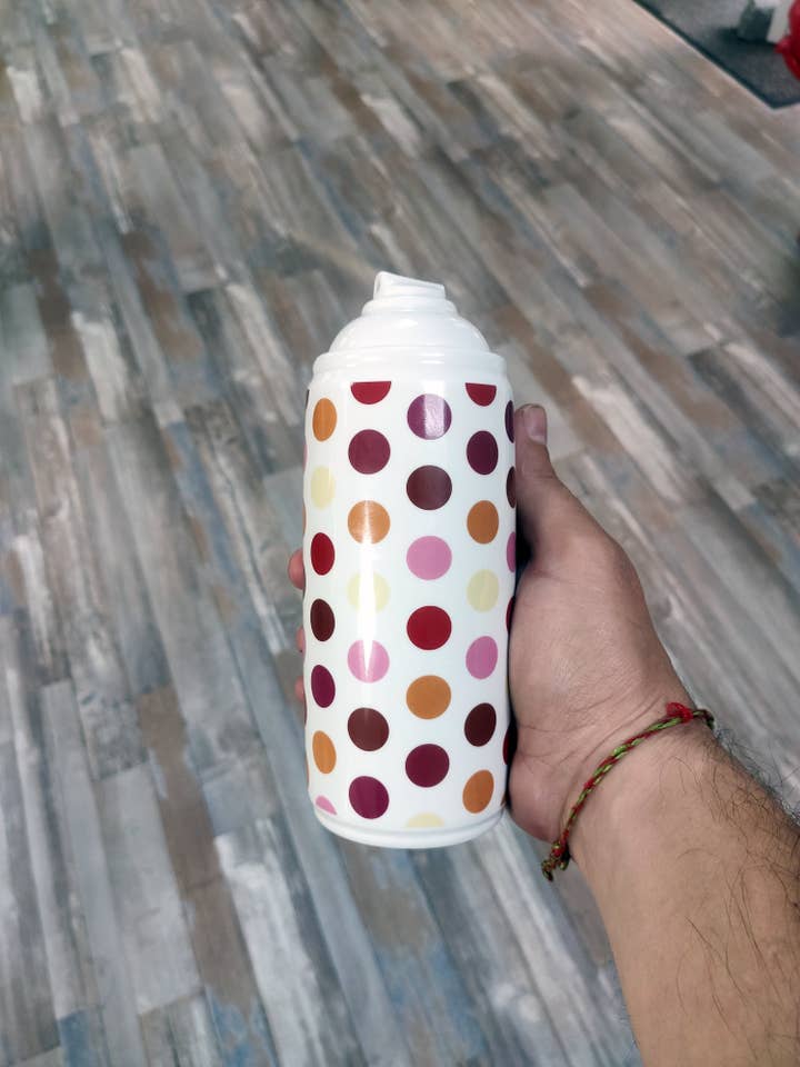 Vernice spray a pois in porcellana di NoOn per la vendita all'ingrosso da parte di K.Olin Tribu