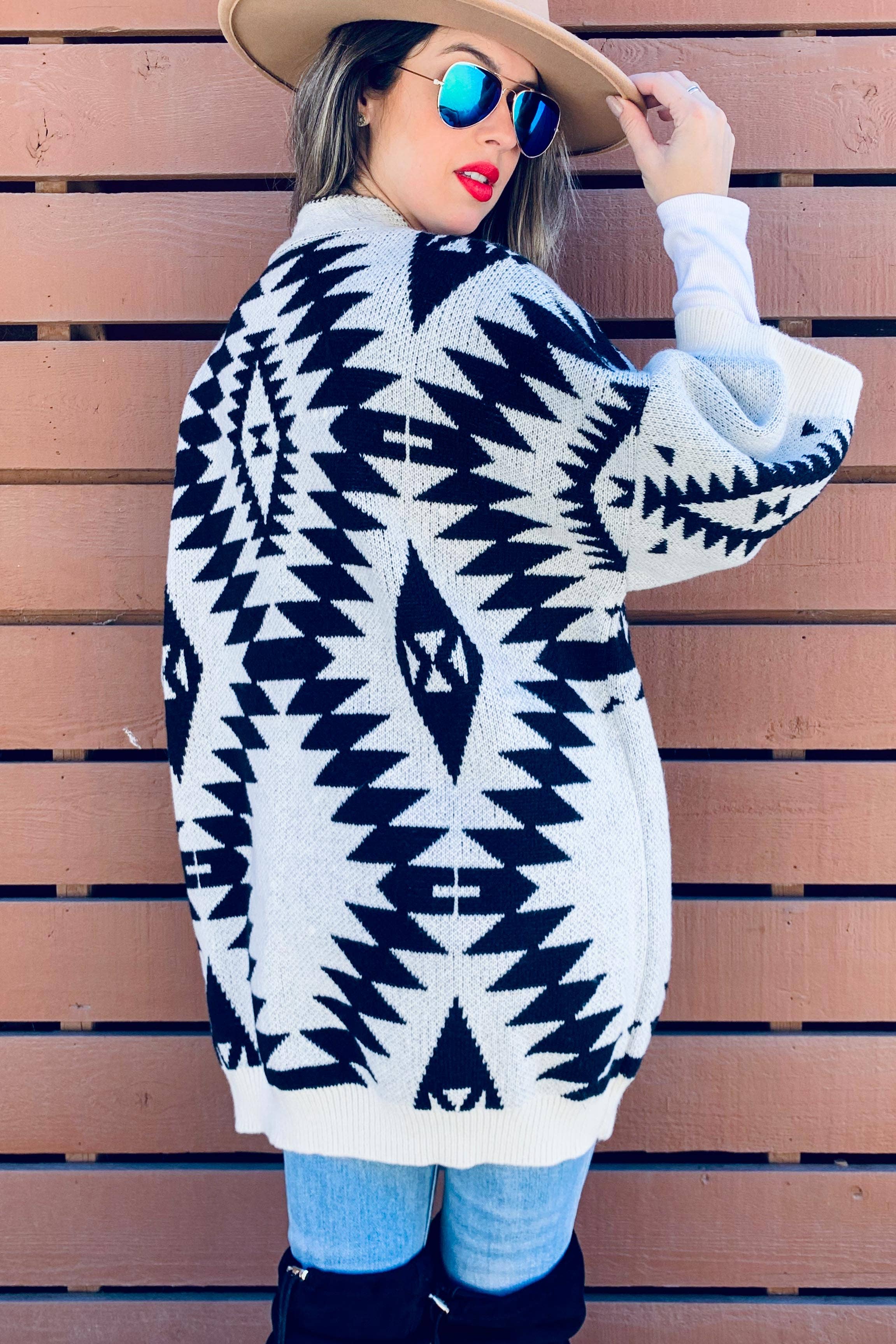 Crema Cardigan lavorato a maglia con stampa azteca aperta sul davanti color crema in vendita all'ingrosso su Faire5