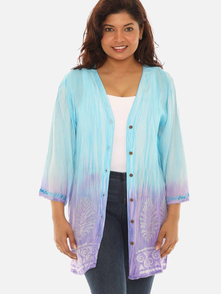 Chemise boutonnée à manches trois-quarts et col en V à imprimé carré pour la vente par Shoreline Wear. INC