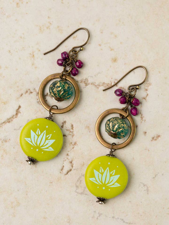 Pendientes colgantes de gota con flor de loto verde de cristal checo para venta al por mayor de Anne Vaughan Designs Jewelry