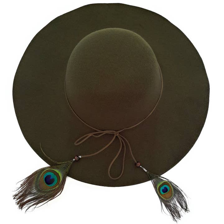 Kvinnomössa i filt med bred brätte, rosett och påfågelfjädrar, olivgrön för wholesale av BRANDELIA