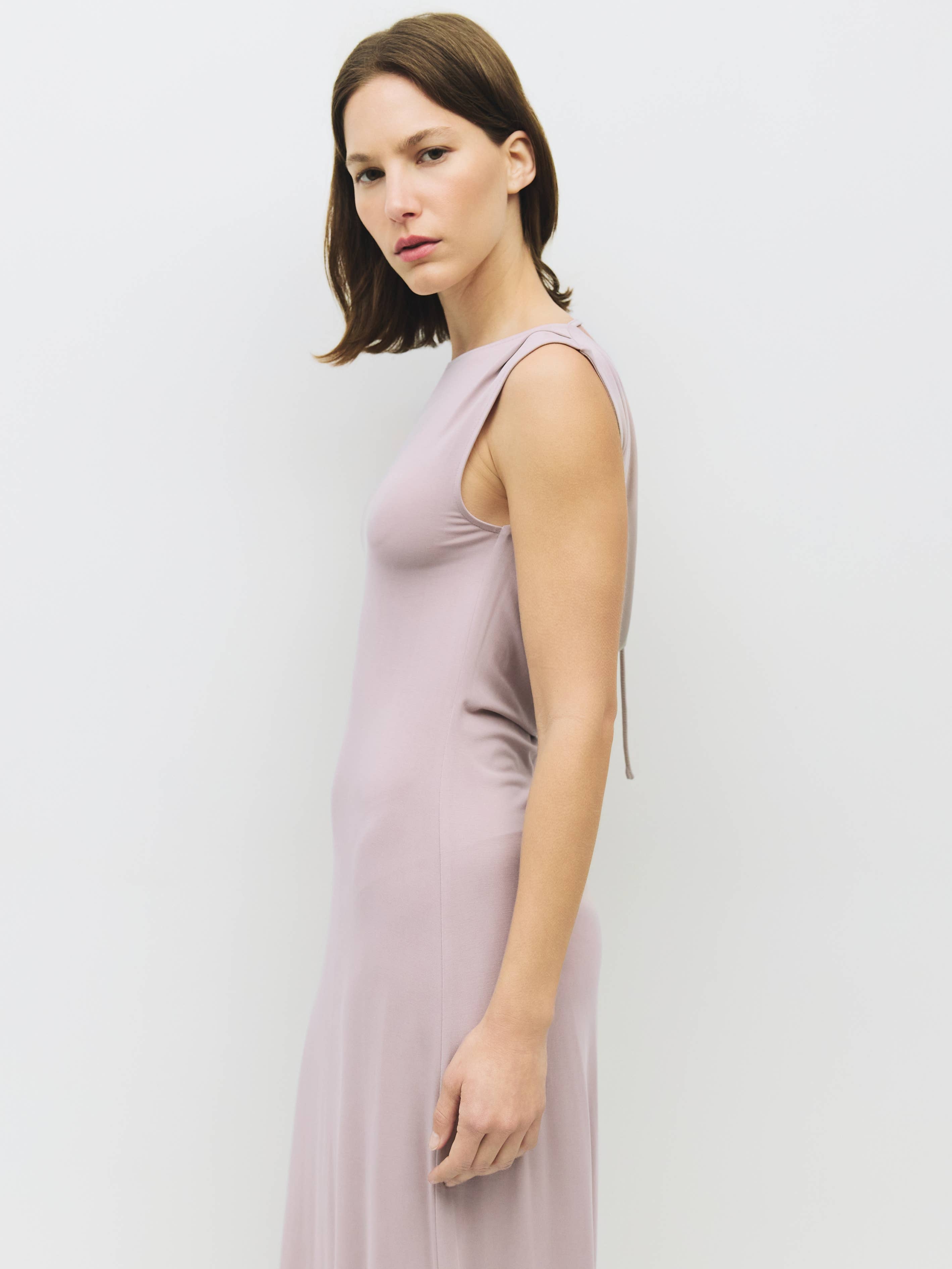 MOD REF – Großhandel Kleid – Damen – Das Benson-Kleid | Strick-Maxikleid mit Wasserfallausschnitt am Rücken3